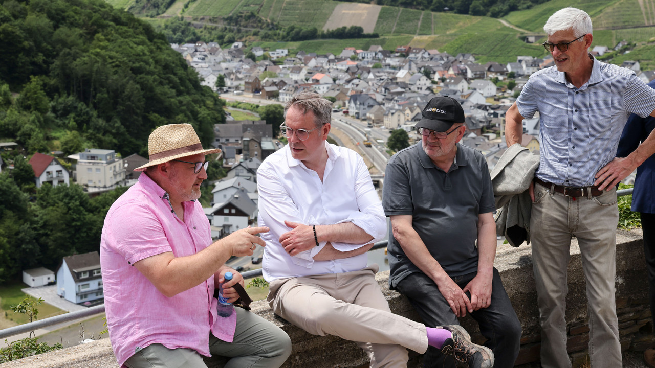 Ministerrat unterwegs im Ahrtal.