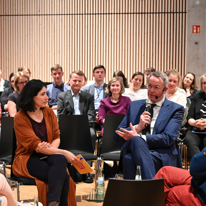 Ministerpräsident Alexander Schweitzer bei einer Veranstaltung der Friedrich-Ebert-Stiftung