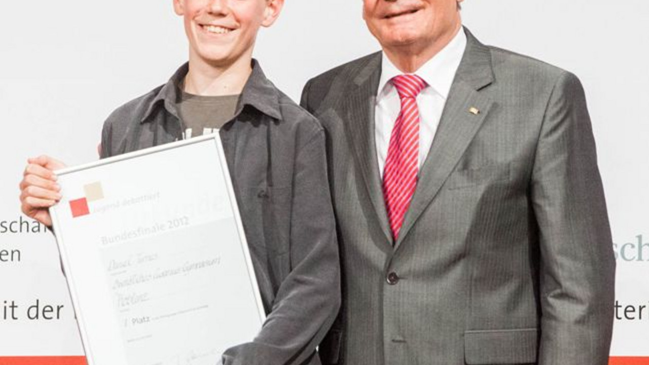 Daniel Ternes aus Koblenz erhielt von Bundespräsident Joachim Gauck die Siegerurkunde für „Jugend debattiert"; Bild: www.jugend-debattiert.de