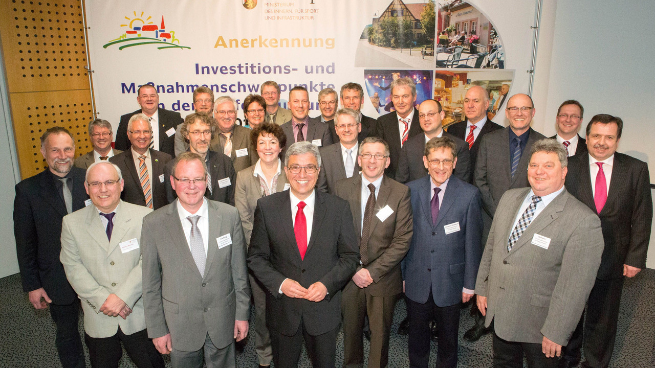 Innenminister Roger Lewentz hat im Rahmen des Dorferneuerungsprogramms 2013 insgesamt 20 Ortsgemeinden als Schwerpunktgemeinden anerkannt, die Anerkennungsschreiben wurden im Rahmen einer Informationsveranstaltung in Mainz übergeben; Bild: ISIM