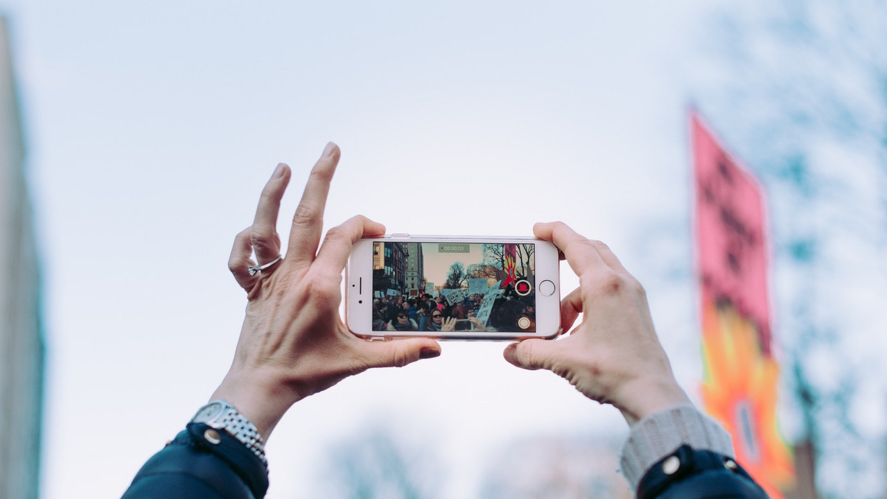 Ein Smartphone wird in den Händen gehalten