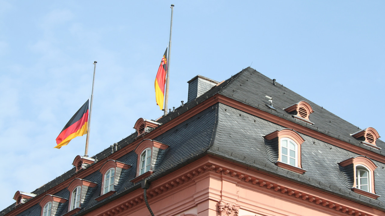 Trauerbeflaggung auf dem Landtagsgebäude