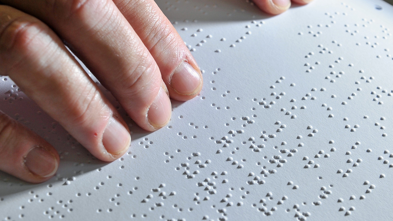 Hände Braille-Schrift lesend