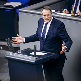 Ministerpräsident Alexander Schweitzer spricht im Bundestag