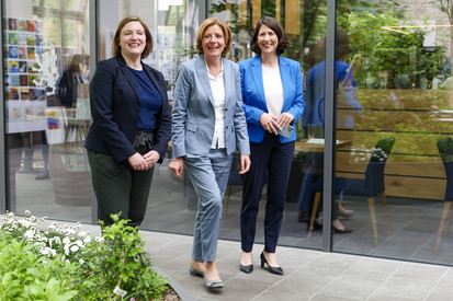 Ministerpräsidentin Malu Dreyer mit Familienministerin Katharina Binz und Wirtschaftsministerin Daniela Schmitt.