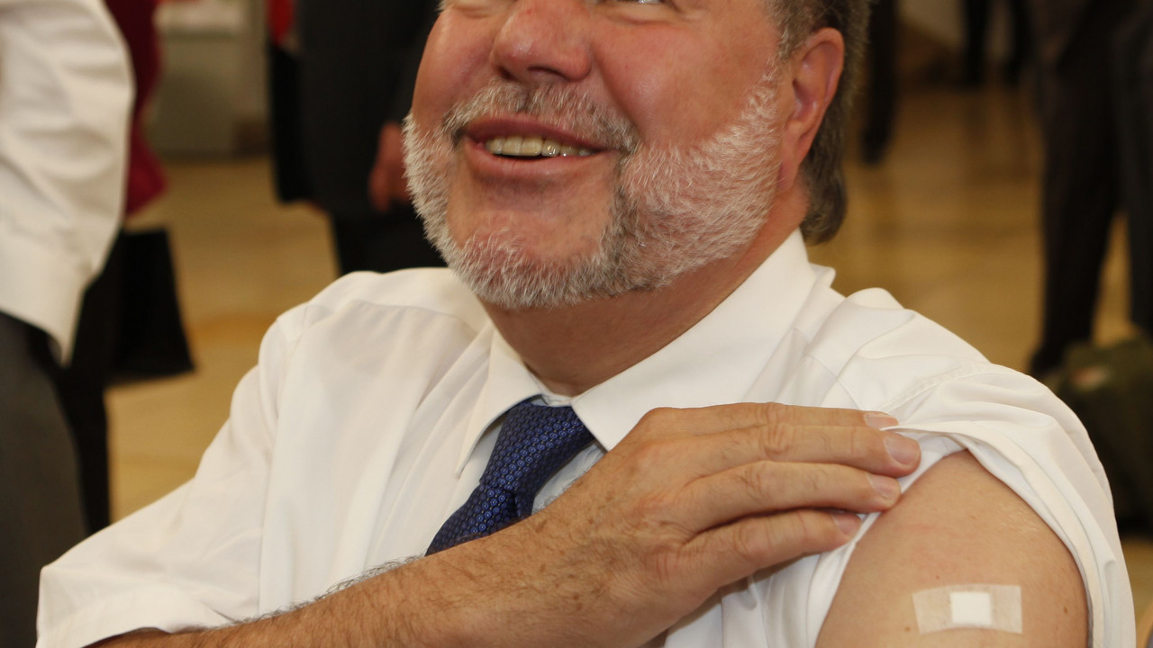 Ministerpräsident Kurt Beck nach der Schutzimpfung; Bild: Pipprich