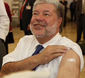 Ministerpräsident Kurt Beck nach der Schutzimpfung; Bild: Pipprich