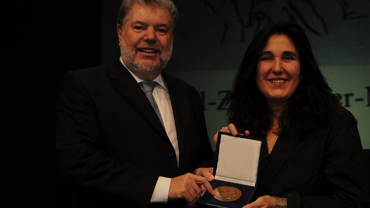 Emine Sevgi Özdamar und Ministerpräsident Kurt Beck; Bild: Dupuis