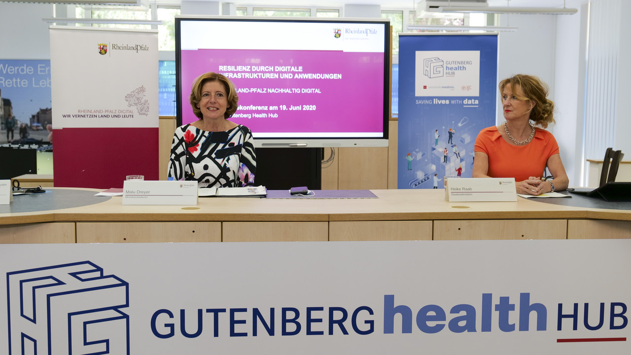Ministerpräsidentin Malu Dreyer und Staatssekretärin Heike Raab im Gutenberg Health Hub.