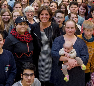 Ministerpräsidentin Malu Dreyer ehrt engagierte Jugendliche beim Jugend-Engagement-Wettbewerb RLP „Sich einmischen – was bewegen“; Bild: Silz / © Staatskanzlei