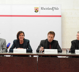 Von links: Der Mainzer Oberbürgermeister Michael Ebling, Ministerpräsidentin Malu Dreyer, Bauminister Carsten Kühl und der Geschäftsführer des Bauforums Rheinland-Pfalz Herbert Sommer;  Foto: Kristina Schäfer / © Staatskanzlei