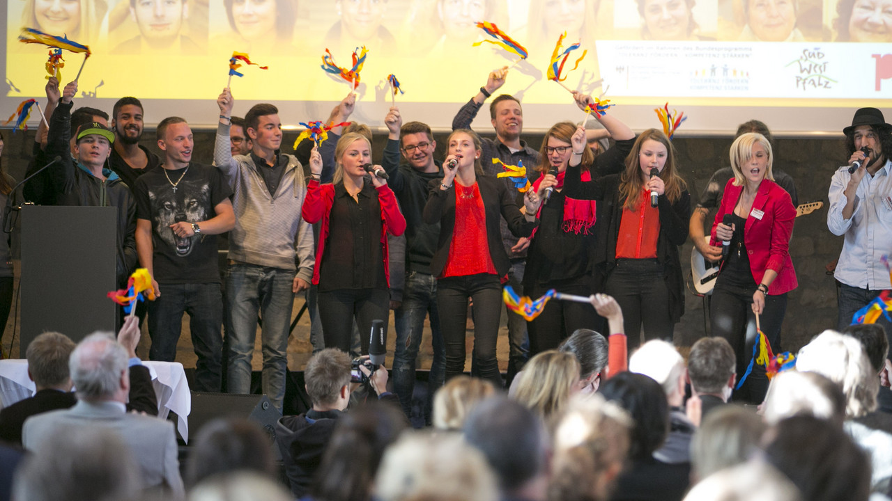 Menschen auf der Bühne beim Demokratie-Tag 2015