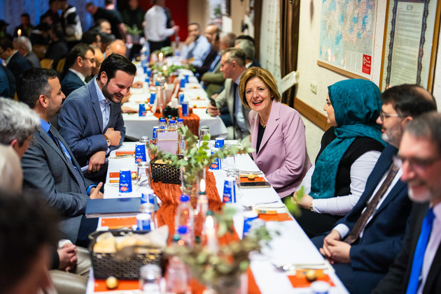 Ministerpräsidentin Malu Dreyer beim Fastenbrechen – Freundschaft pflegen und interreligiösen Dialog stärken