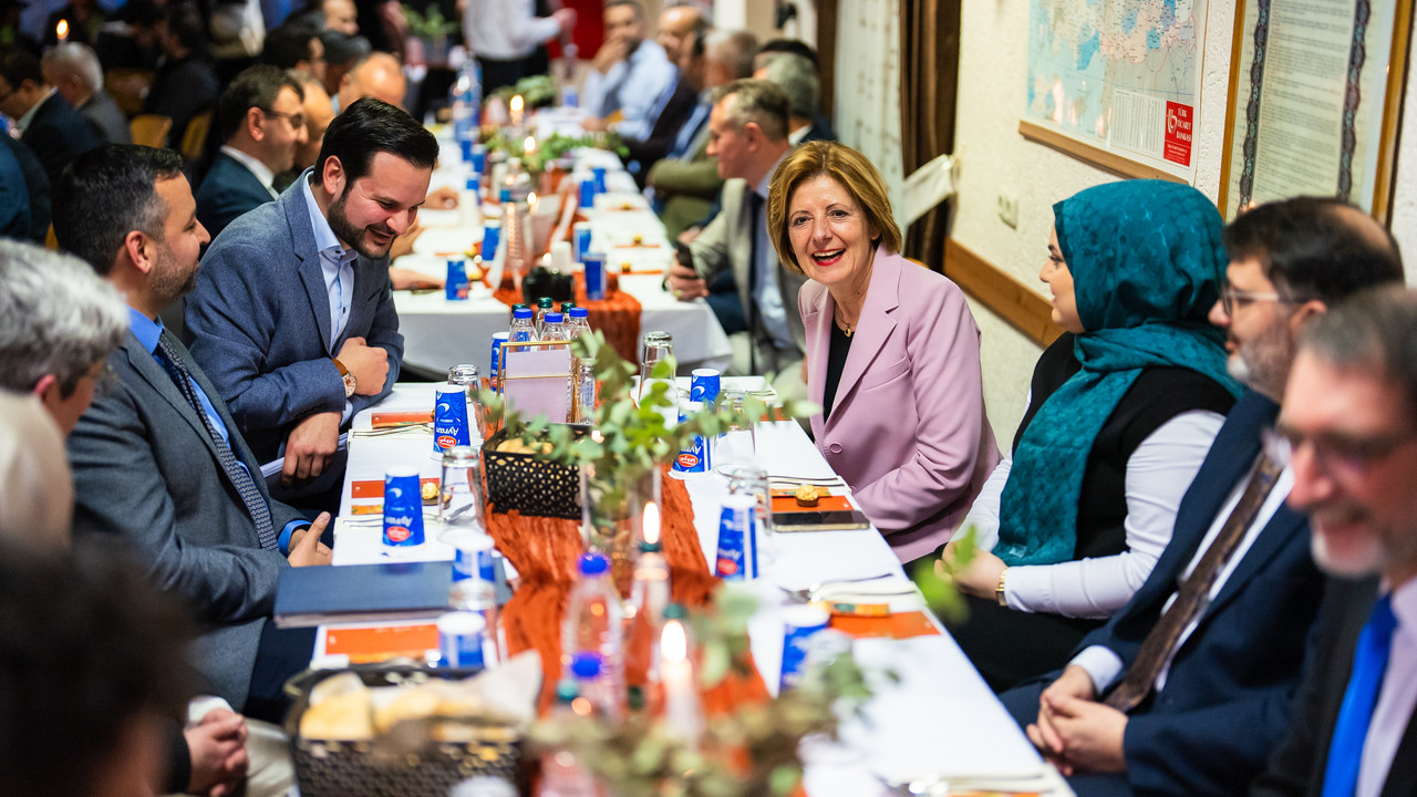 Ministerpräsidentin Malu Dreyer beim Fastenbrechen in der Yunus Emre Moschee Mainz.