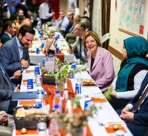 Ministerpräsidentin Malu Dreyer beim Fastenbrechen in der Yunus Emre Moschee Mainz.