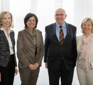 Ministerpräsidentin Malu Dreyer mit dem Präsidenten der Deutschen Forschungsgemeinschaft, Prof. Dr. Peter Strohschneider (2. v. r.), der Generalsekretärin Dorothee Dzwonnek (li.) und Wissenschaftsministerin Doris Ahnen; Bild: Melanie Bauer / © Staatsk