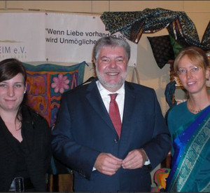 Kurt Beck mit den Geschäftsführerinnen des Vereins; Bild: Eliya e.V.