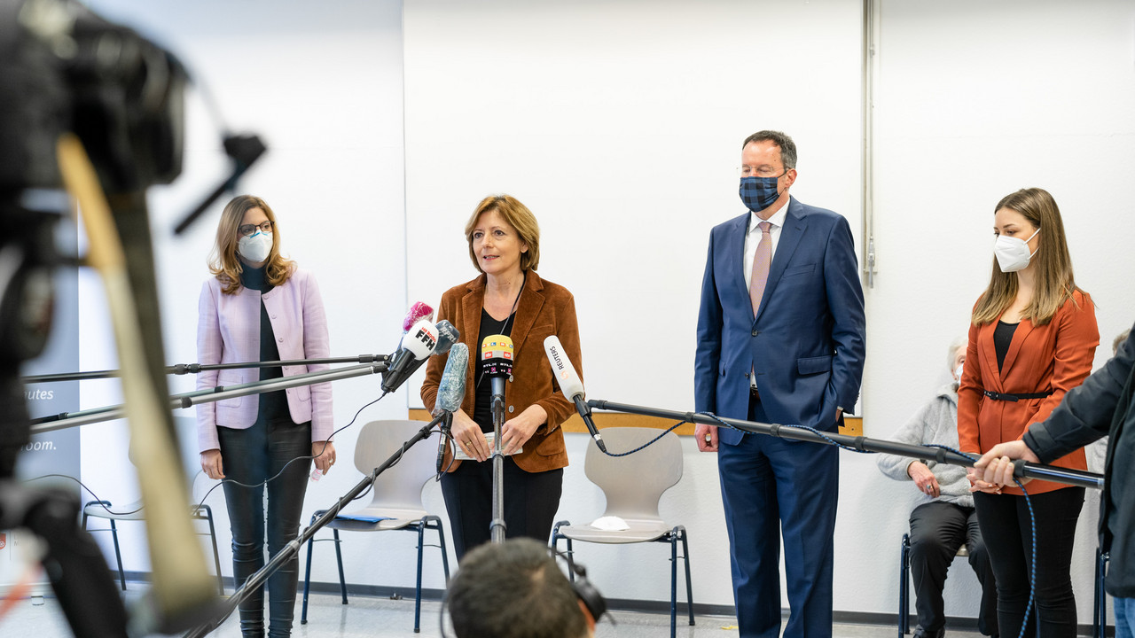 Ministerpräsidentin Malu Dreyer mit Gesundheitsministerin Sabine Bätzing-Lichtenthäler beim Auftakt der Impfzentren in Mainz
