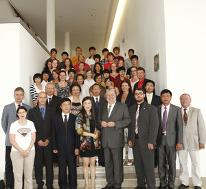 Eine Schülerdelegation aus der südchinesischen Stadt Quanzhou war zu Besuch bei Ministerpräsident Kurt Beck in der Staatskanzlei; Bild: Martina Pipprich / © Staatskanzlei