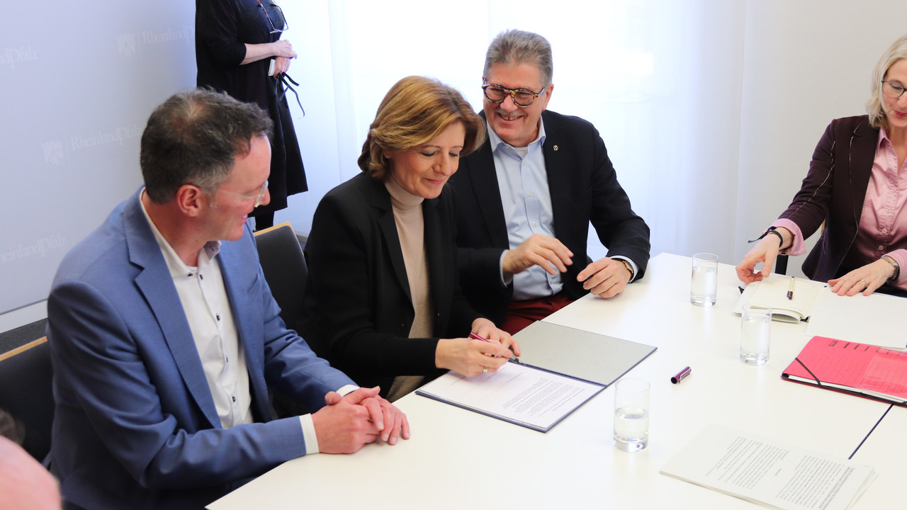 Ministerpräsidentin Malu Dreyer bei der Unterzeichnung des Appells "Miteinander Gut Leben - Rheinland-Pfalz gegen Hass und Hetze"