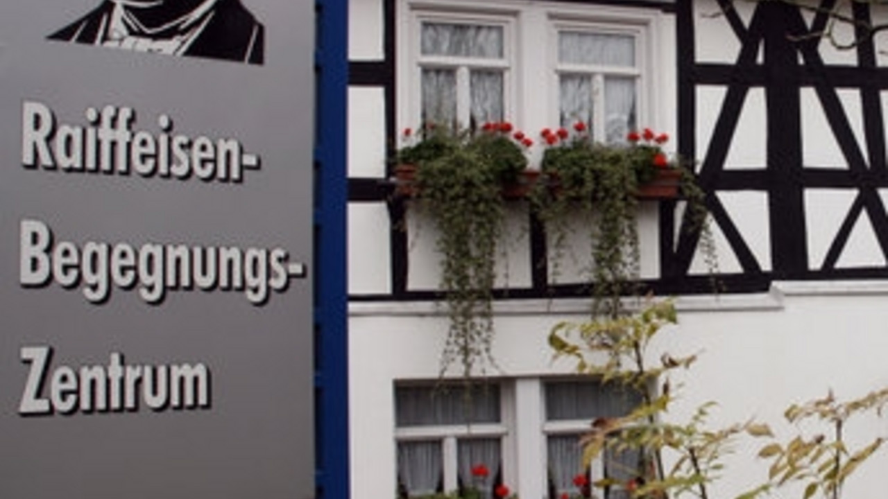 Raiffeisen-Begegnungszentrum in Weyerbusch; Bild: dpa