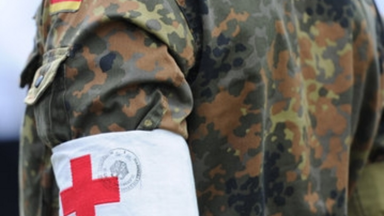 Sanitäter mit Armbinde; Bild: dpa