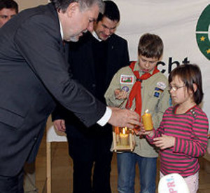 Pfadfinder überreichen Kurt Beck das Friedenslicht; Bild: Sämmer