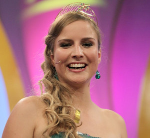 Neue Deutsche Weinkönigin Annika Strebel; Bild: dpa