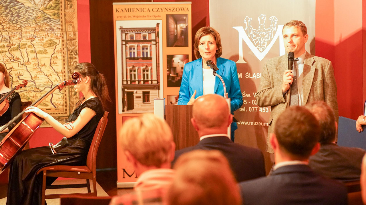 Ministerpräsidentin Malu Dreyer besucht die Wanderausstellung "Europäische Narben"