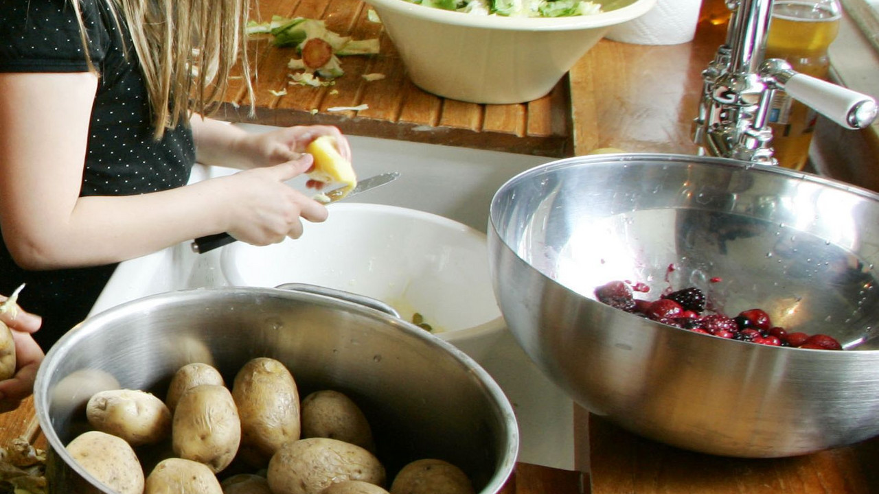 Kind kocht; Bild: dpa