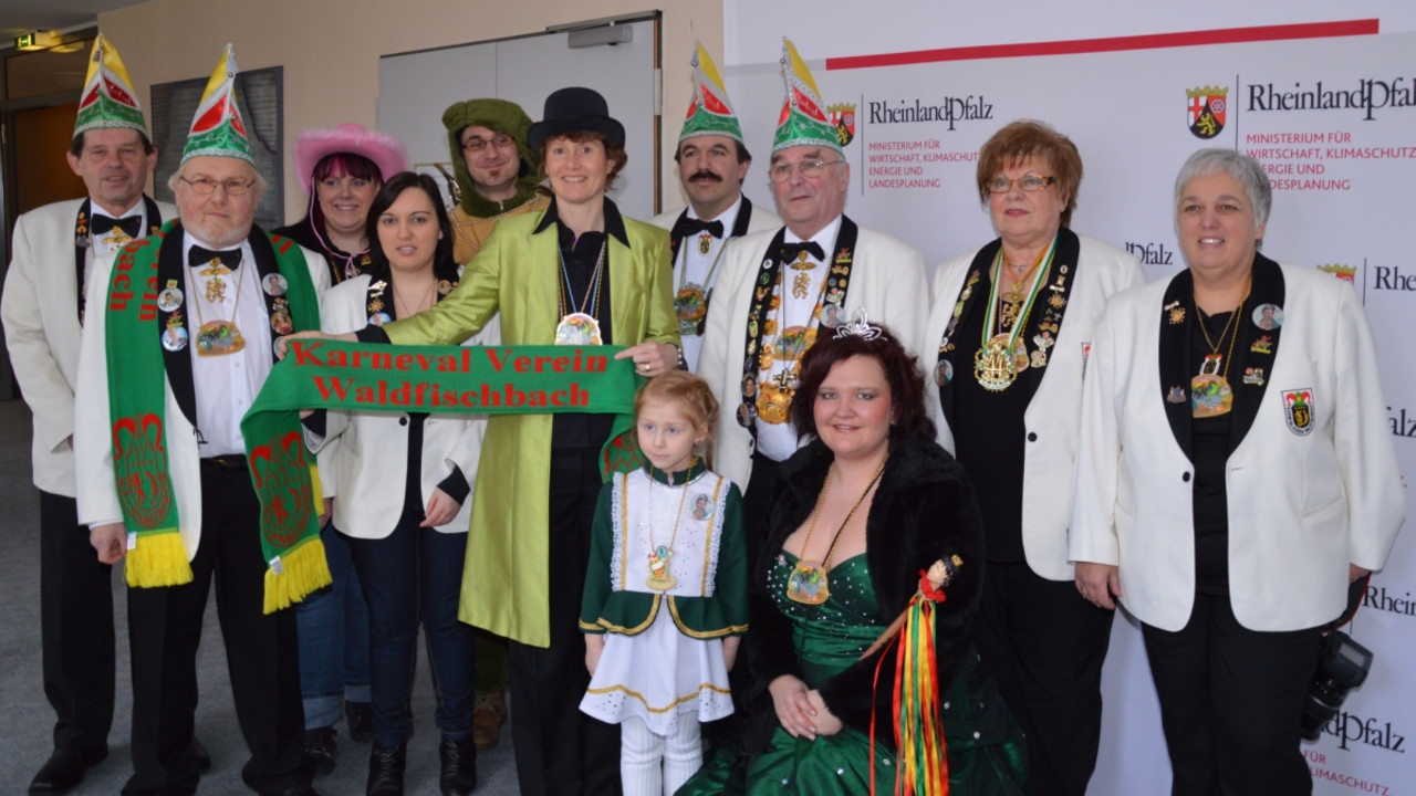 Ministerin Lemke und der Karneval Verein Waldfischbach; Bild: mwkel