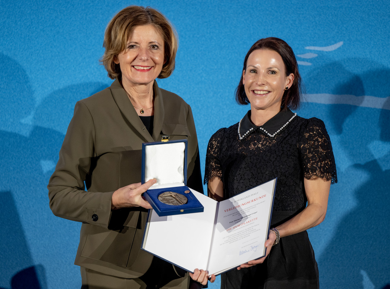 Ministerpräsidentin Malu Dreyer überreicht die Sportplakette.