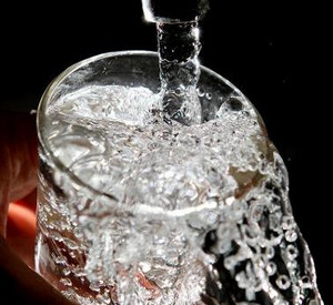 Trinkwasser fließt in ein Glas; Bild dpa