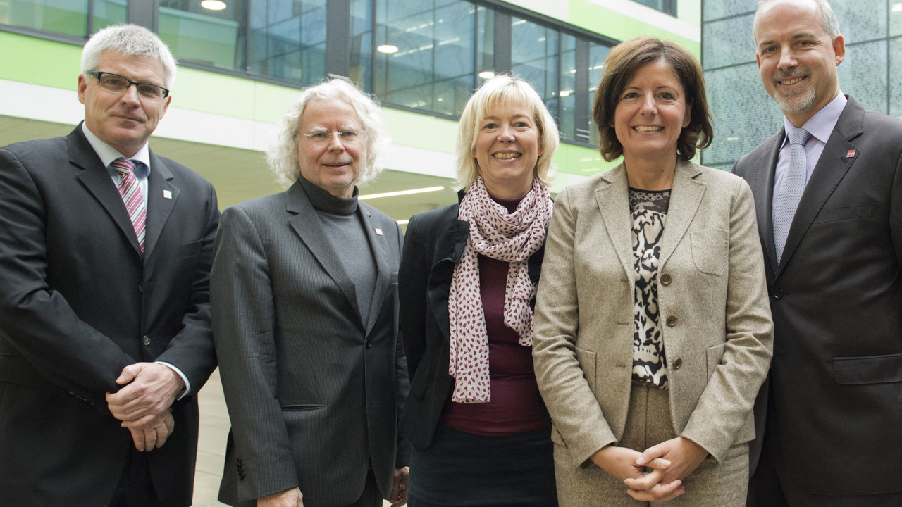 LBB-Geschäftsführer Holger Basten, Univ.-Prof. Dr. Stefan Aufenanger, Wissenschaftsministerin Doris Ahnen, Ministerpräsidentin Malu Dreyer und JGU-Präsident Univ.-Prof. Dr. Georg Krausch vor dem neuen Georg Forster-Gebäude; Bild: Pulkowski