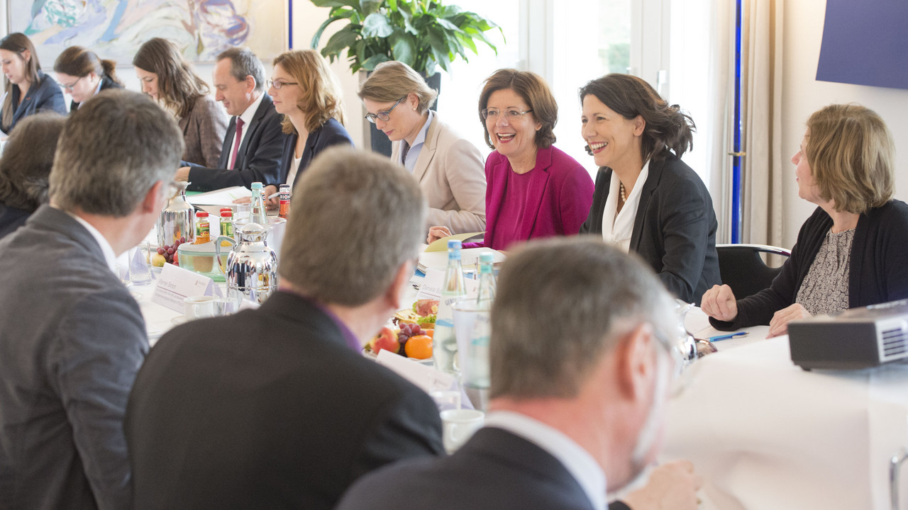 Treffen der Teilnehmerinnen und Teilnehmer am Ovalen Tisch im Gästehaus der Landesregierung