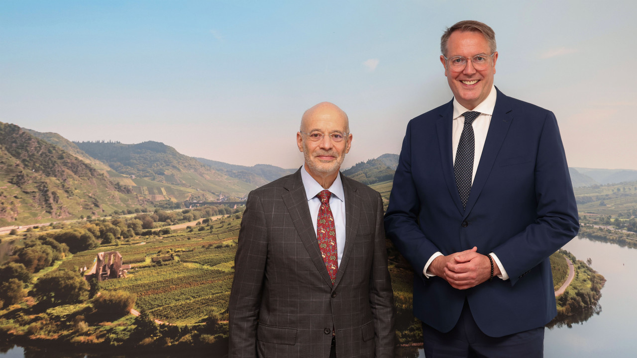 Ministerpräsident Alexander Schweitzer und Alan Meltzer, der Chargé d‘Affaires der US-Botschaft in Berlin.