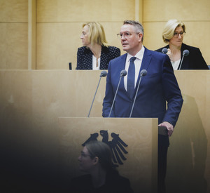 Ministerpräsident Alexander Schweitzer spricht im Bundesrat.