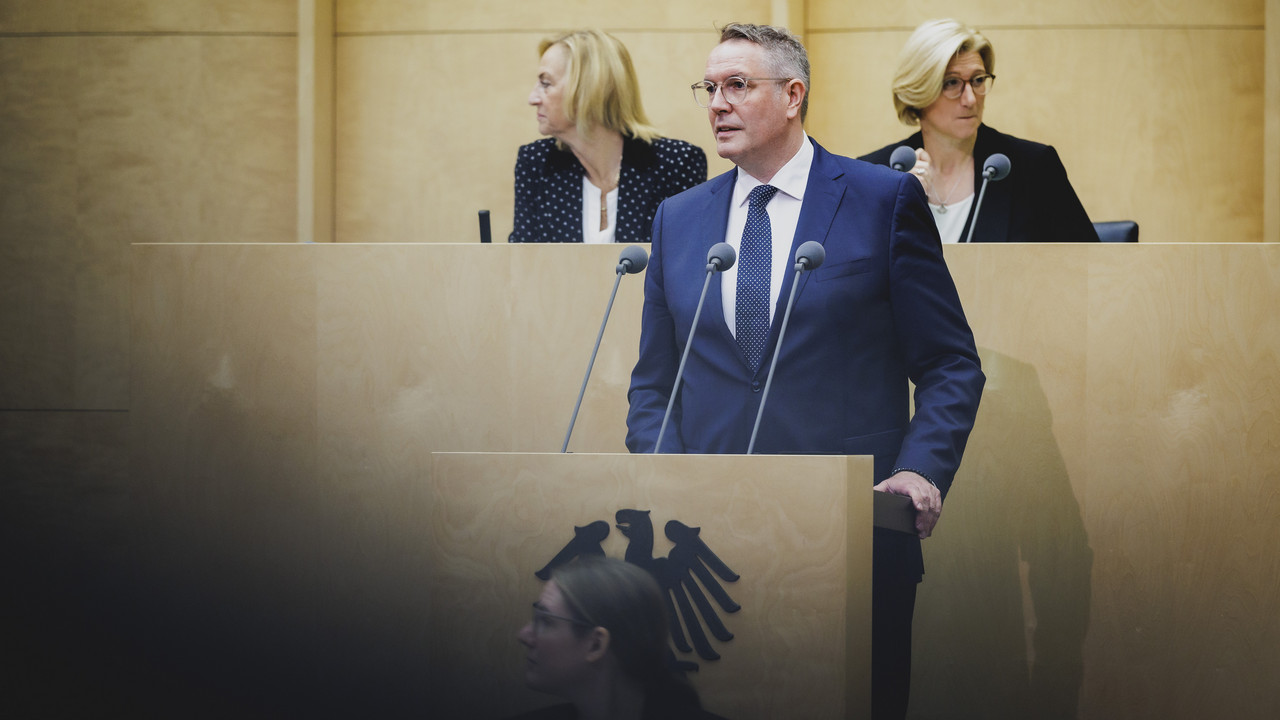 Ministerpräsident Alexander Schweitzer spricht im Bundesrat.
