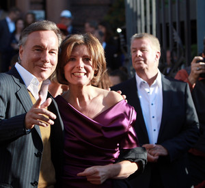 Ministerpräsidentin Malu Dreyer mit Intendant Nico Hofmann bei der Eröffnung der Festspiele