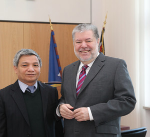 Der vietnamnesische Generalkonsul Xuan Thanh Truong und Ministerpräsident Kurt Beck; Bild: Stefan Sämmer/Staatskanzlei