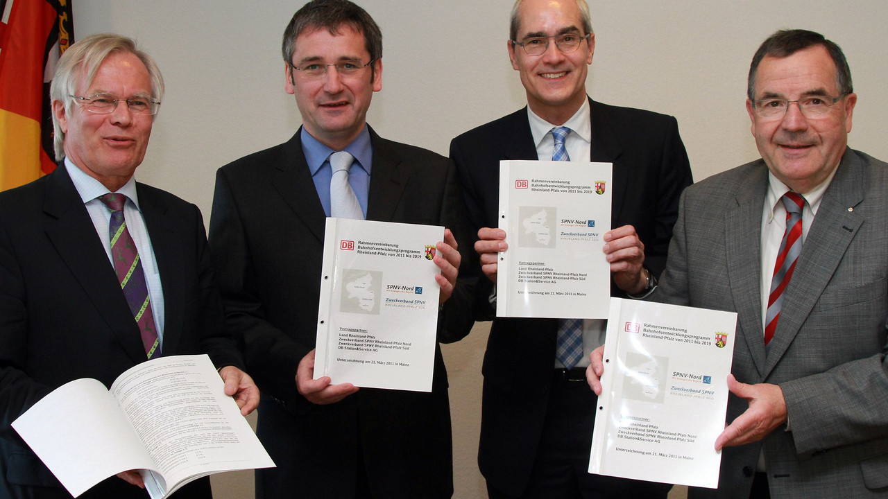 Landrat Bertram Fleck, Verkehrsminister Hendrik Hering, Dr. Andreas Zeug und Landrat Dr. Winfried Hirschberger; Bild: Pressebild24/Sämmer