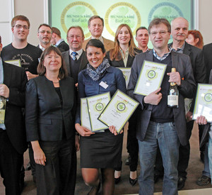 Ministerin Höfken mit den Preisträgern des Bio-Weinpreises MUNDUS VINI; Bild: Sämmer / © Staatskanzlei