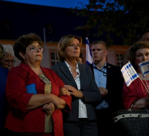 Ministerpräsidentin Malu Dreyer Arm in Arm mit Anna Kischner, Vorsitzende der Jüdischen Kultusgemeinde Mainz.