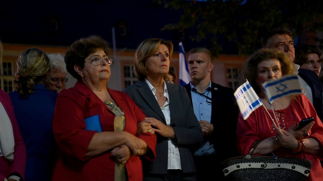 Ministerpräsidentin Malu Dreyer Arm in Arm mit Anna Kischner, Vorsitzende der Jüdischen Kultusgemeinde Mainz.