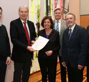 Ministerpräsidentin Malu Dreyer bei der Übergabe des Bewilligungsbescheides zur Förderung der Ehrenamtsbörse in der Ortsgemeinde Alsheim