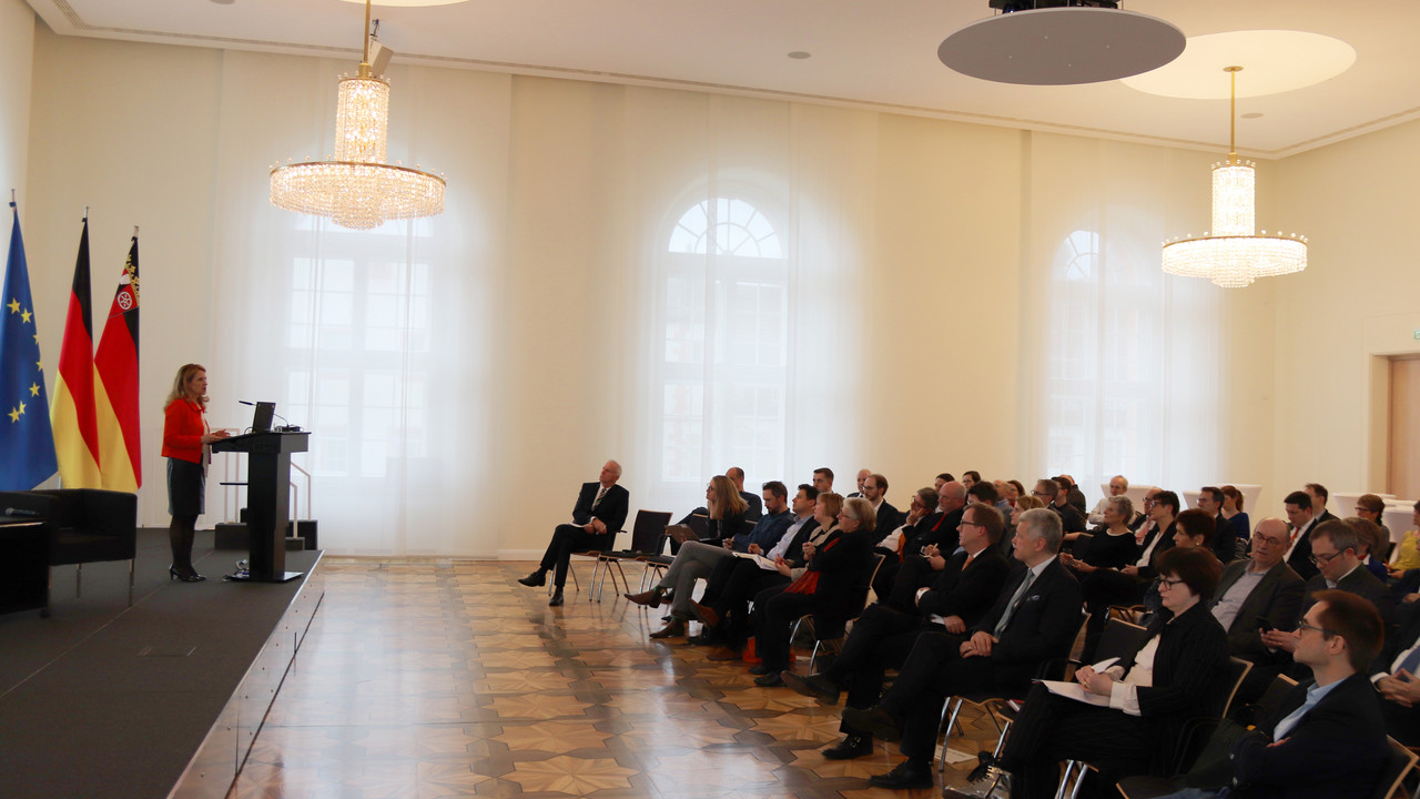Medienstaatssekretärin Heike Raab eröffnet den Mainzer Mediendiskurs im Festsaal der Staatskanzlei Rheinland-Pfalz. 