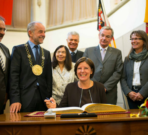 Ministerpräsidentin Malu Dreyer beim Eintrag ins Goldene Buch der Stadt Trier; Foto: Piel / © Staatskanzlei