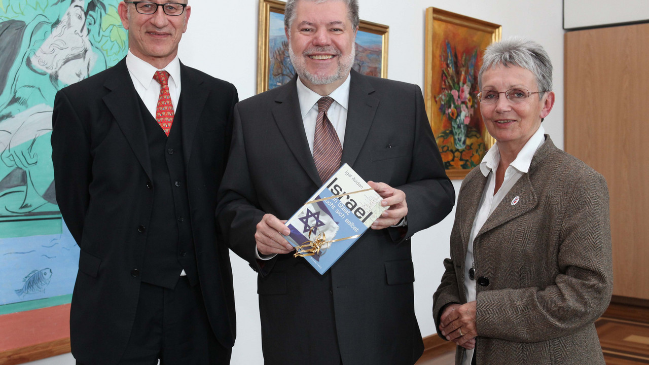 (v.l.)Alex Elsohn, Europadirektor von Givat Haviva, Ministerpräsident Kurt Beck und Friedel Grützmacher, Vorsitzende des deutschen Freundeskreises von Givat Haviva; Bild: Alexander Sell/Staatskanzlei
