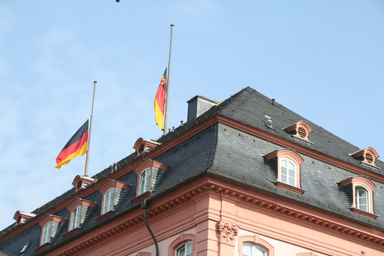 Trauerbeflaggung auf dem Landtagsgebäude.