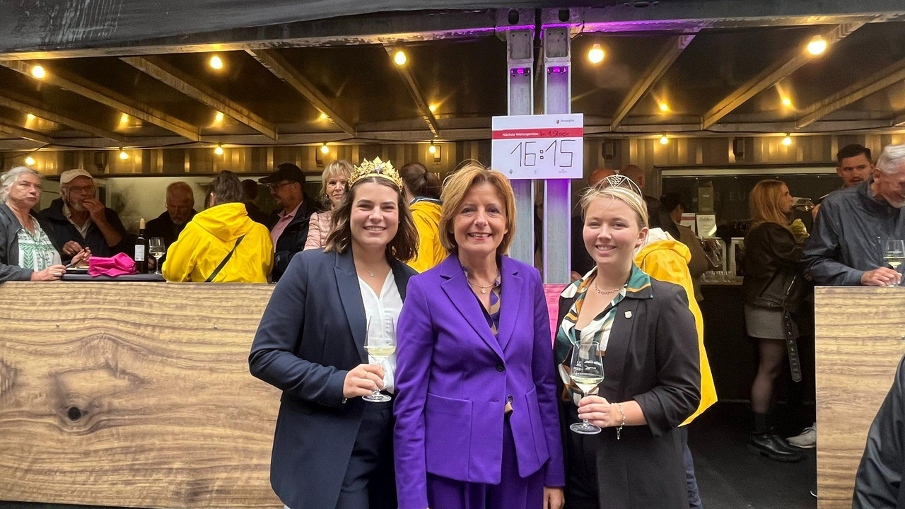 Ministerpräsidentin Malu Dreyer am RLP-Stand mit zwei Wein-Majestäten.